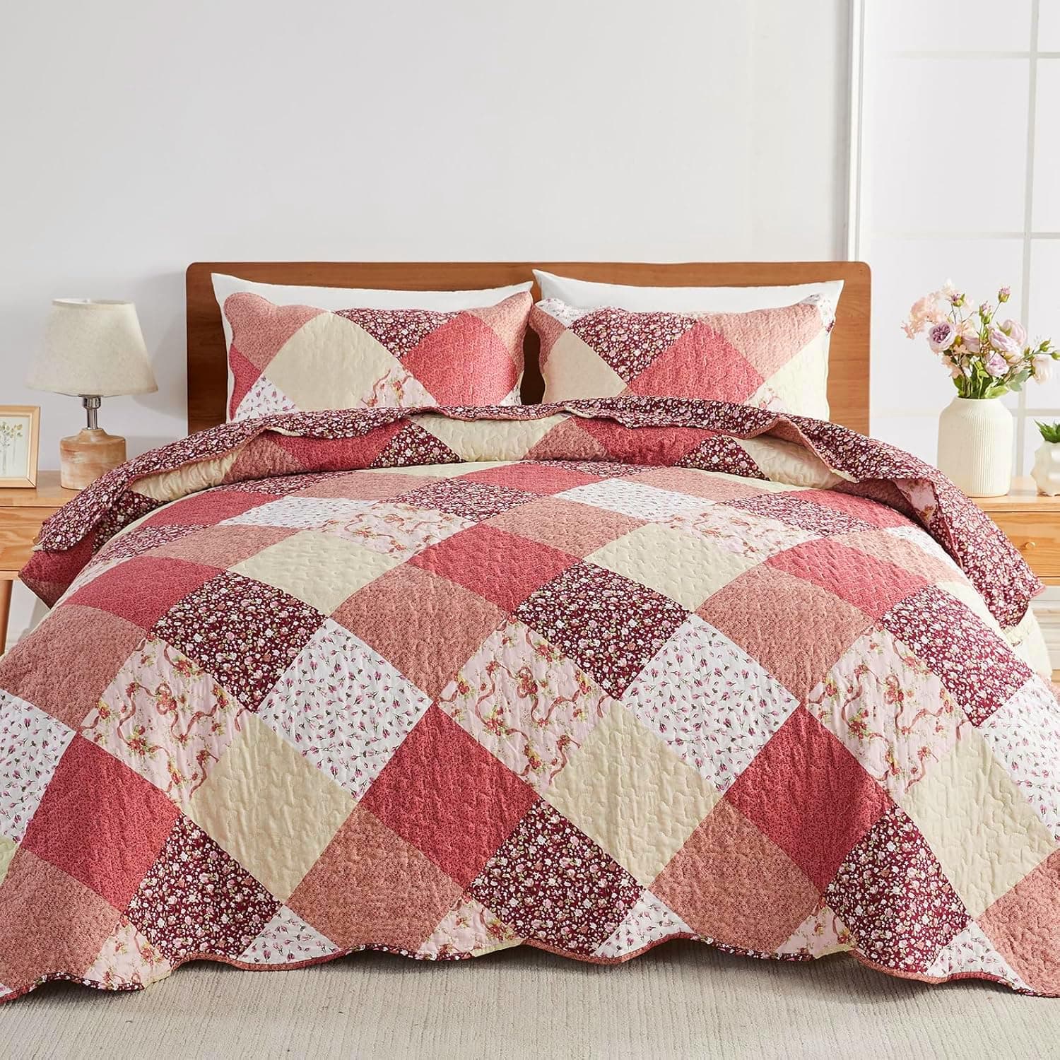 Qucover Quilted Bedspreads King Size, Multicolour Print Red Pink Beige Patchwork Quilt with 2 Pillow Shams, Lightweight Soft Microfiber Floral Reversible Coverlet Set for All Seasons